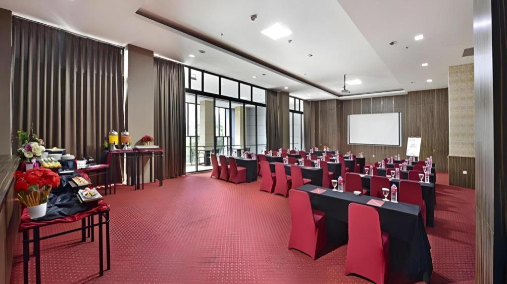 Travello Hotel Bandung Exteriör bild