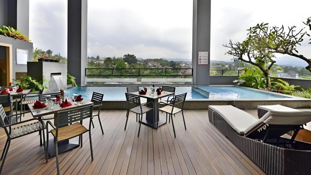Travello Hotel Bandung Exteriör bild